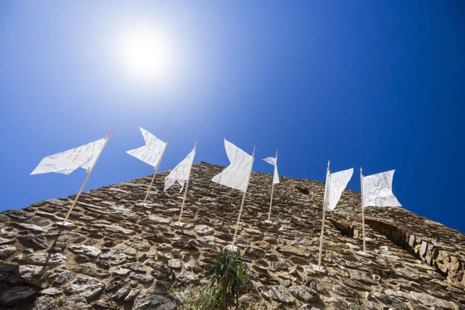 aux disparues, vue 2, 2024, porte drapeau métal, bâche, agraffes parisiennes, 1m50 x 30 cm, crédit photo cyril carpentier