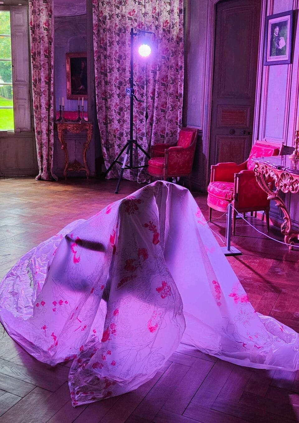 la mariée, 2022, bâche plastique et feutres, 4m x 4m