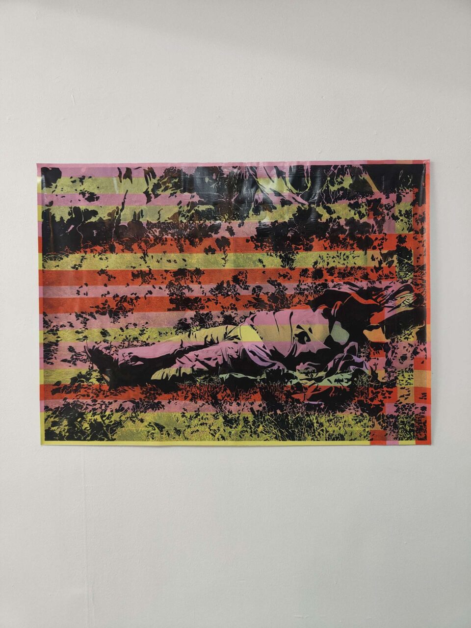 le dormeur iii, 2024, photographie imprimée, papier adhésif coloré et feutres, 84 x 117 cm